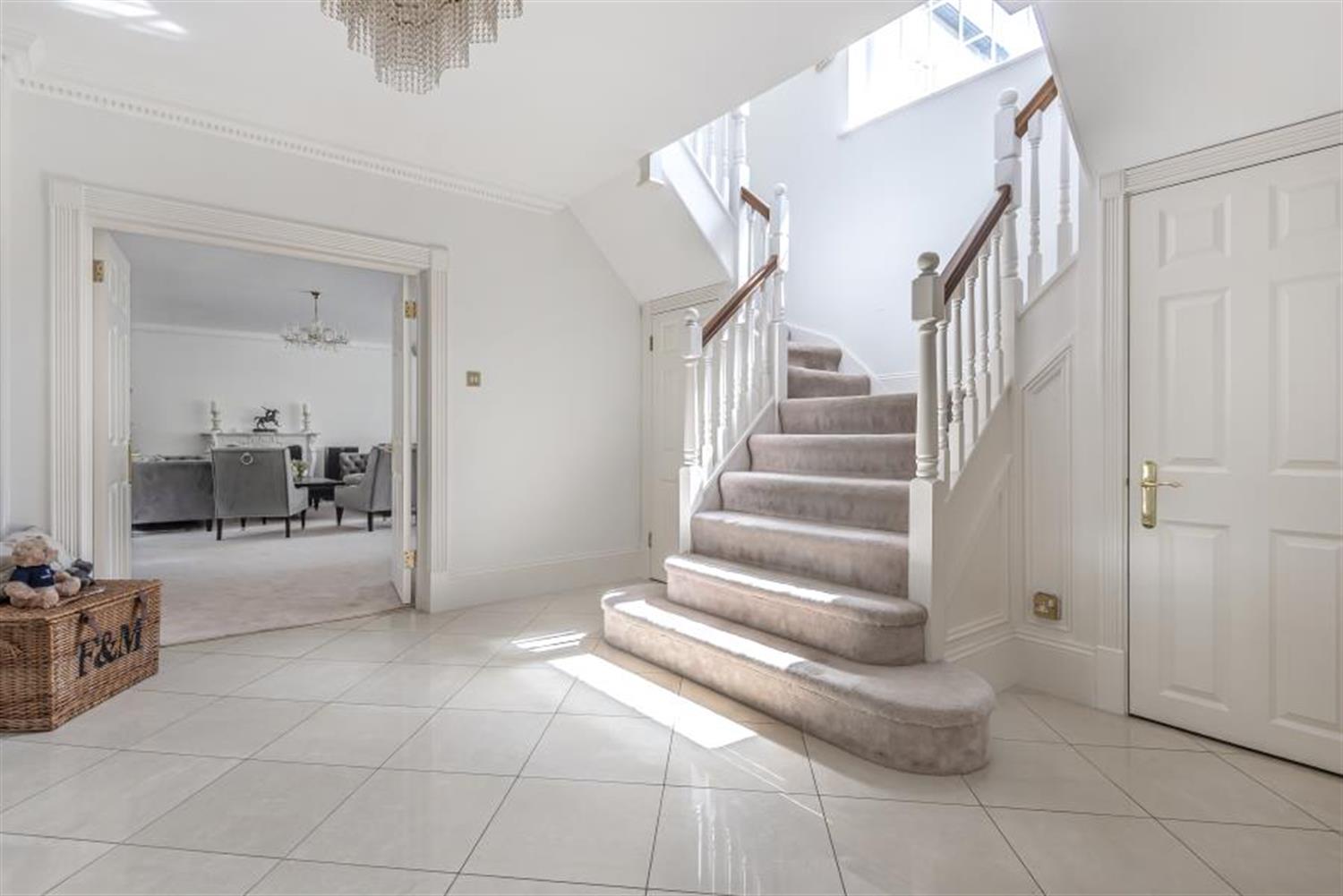 House to let in Wentworth Drive Wentworth Virginia Water, GU25 4NY GU25