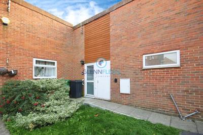 ***LET AGREED***Rochford Gardens, Slough***LET AGREED***