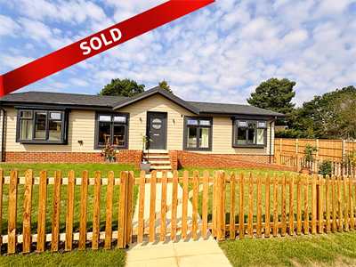 50 The Paddocks - 48' x 22' (1056 sq ft) Spacious garden, patio, driveway and detached garage