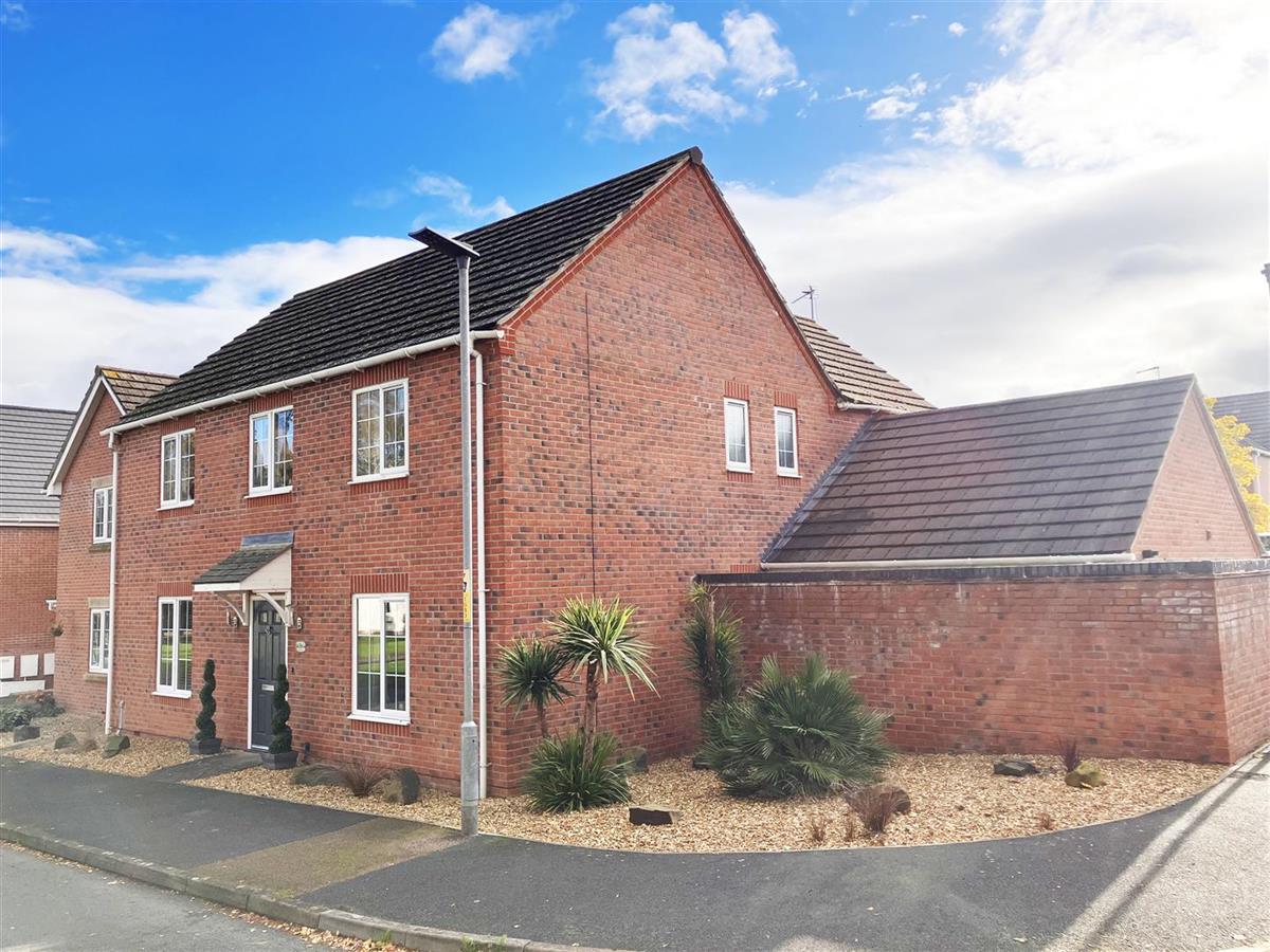 Detached House for sale in Bullingham Lane, Hereford AMPLE LIVING