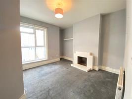 Estate Agents in Lettings : Chiltern Hills : 3 Bedroom Apartment : London Road, : £1,995 pcm : Click here for more details on this property