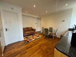 Estate Agents in Lettings : Chiltern Hills : 2 Bedroom Flat : Bellfield Road, Hp13 : £1,400 pcm : Click here for more details on this property