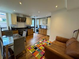 Estate Agents in Lettings : Chiltern Hills : 2 Bedroom Flat : Bellfield Road, Hp13 : £1,400 pcm : Click here for more details on this property