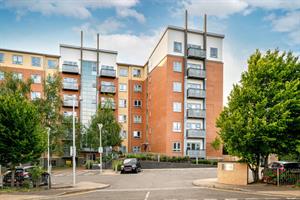 Estate Agents in Lettings : Chiltern Hills : 2 Bedroom Flat : Buckingham Avenue, Slough : £250,000 : Click here for more details on this property