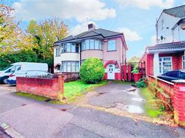 Estate Agents in Lettings : Chiltern Hills : 3 Bedroom Semi-Detached House : Croyde Avenue, : Guide Price £600,000 : Click here for more details on this property
