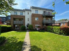 Estate Agents in Lettings : Chiltern Hills : 2 Bedroom Flat : Simmonds Court, High Wycombe : £1,400 pcm : Click here for more details on this property