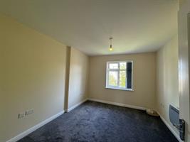 Estate Agents in Lettings : Chiltern Hills : 2 Bedroom Flat : Simmonds Court, High Wycombe : £1,400 pcm : Click here for more details on this property