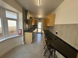 Estate Agents in Lettings : Chiltern Hills : 6 Bedroom Detached House : Hillview Road, High Wycombe : £185 pw : Click here for more details on this property