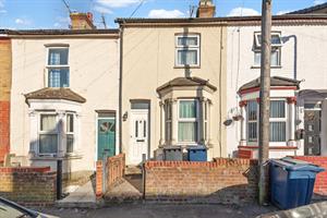 Estate Agents in Lettings : Chiltern Hills : 3 Bedroom Terraced House : Oakridge Road, Hp11 : £275,000 : Click here for more details on this property