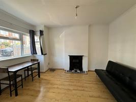 Estate Agents in Lettings : Chiltern Hills : 1 Bedroom Flat : Roberts Road, Hp13 : £1,250 pcm : Click here for more details on this property
