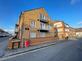 Estate Agents in Lettings : Chiltern Hills : 2 Bedroom Flat : Jubilee Road, Hp11 : £1,500 pcm : Click here for more details on this property