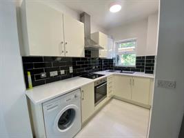 Estate Agents in Lettings : Chiltern Hills : 1 Bedroom Flat : West Wycombe Road, Hp12 : £950 pcm : Click here for more details on this property