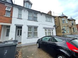 Estate Agents in Lettings : Chiltern Hills : 5 Bedroom Semi-Detached House : Roberts Road, Hp13 : £170 pw : Click here for more details on this property