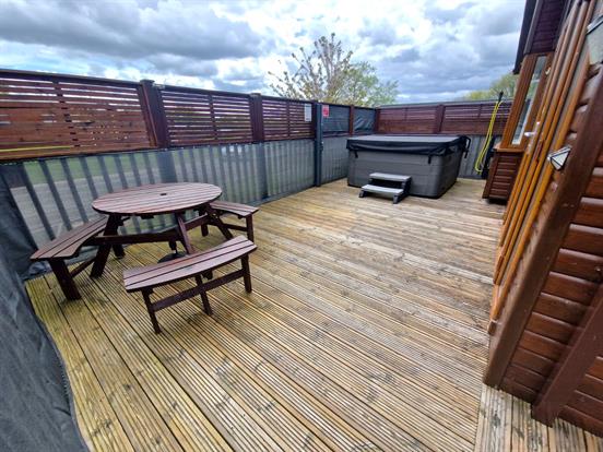 Large Sun Deck & Hot Tub