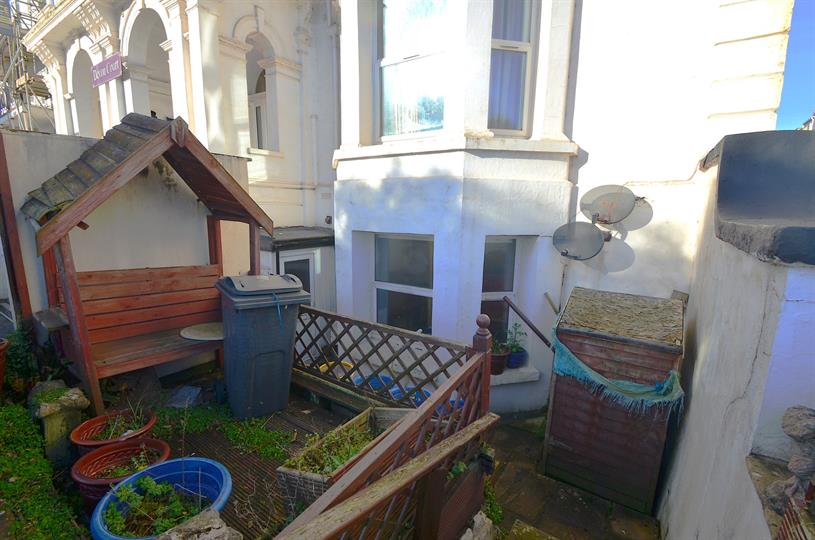 Lorenzo, Devon Court