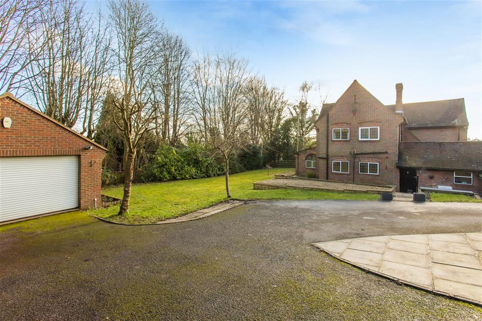 Detached House for sale in Rectory Avenue, High HP13 6HN Ford