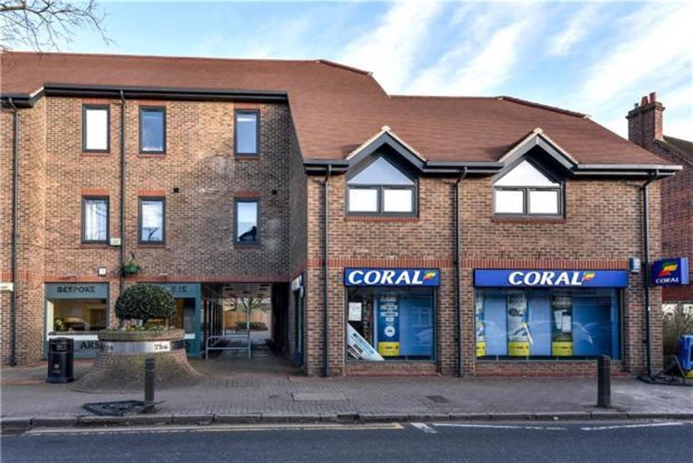 Apartment for sale in The Broadway, Farnham Common SL2 3PP Ford
