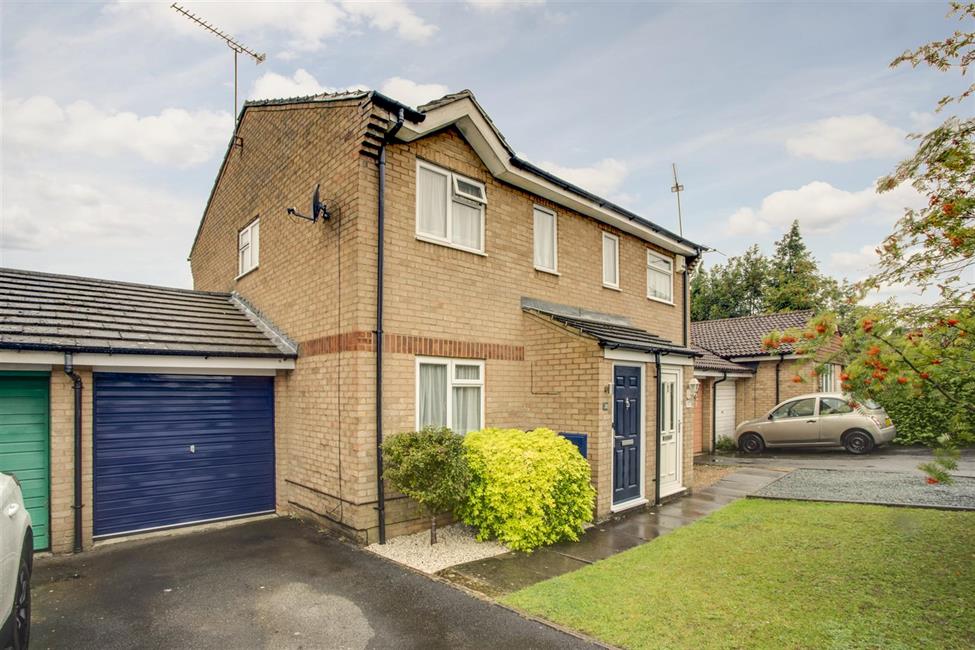 SemiDetached House for sale in Abbots Way, High HP12 4NR