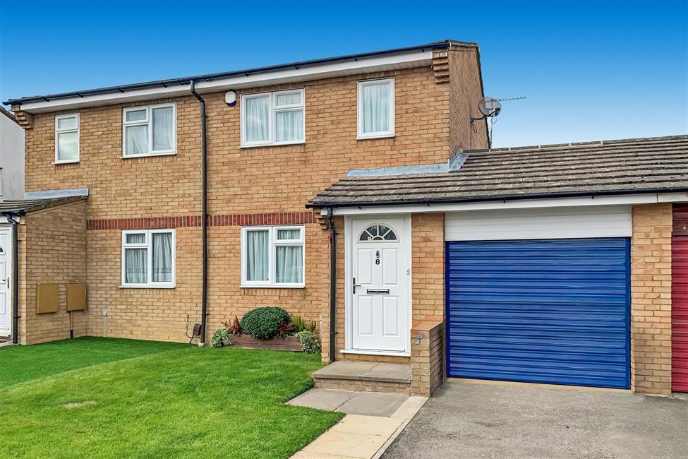 SemiDetached House for sale in Abbots Way, High HP12 4NR