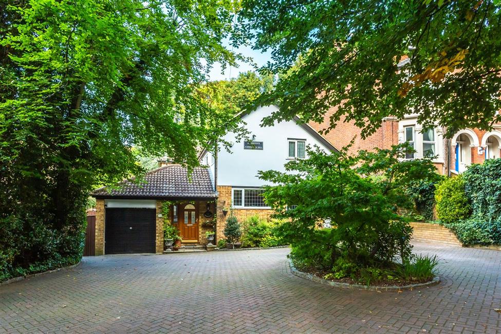 Detached House for sale in Amersham Hill, High HP13 6PG Ford