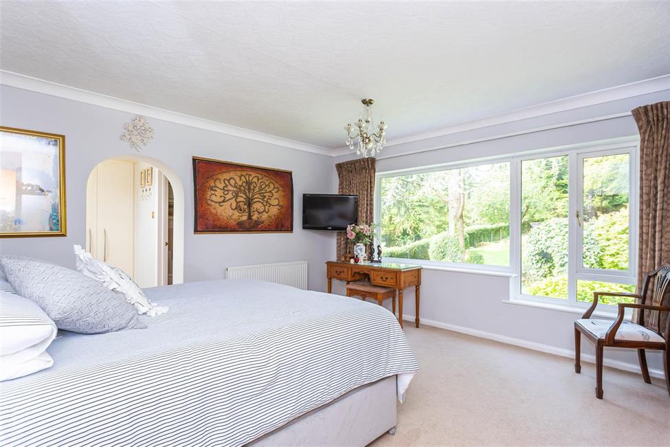 Detached House for sale in Amersham Hill, High HP13 6PG Ford
