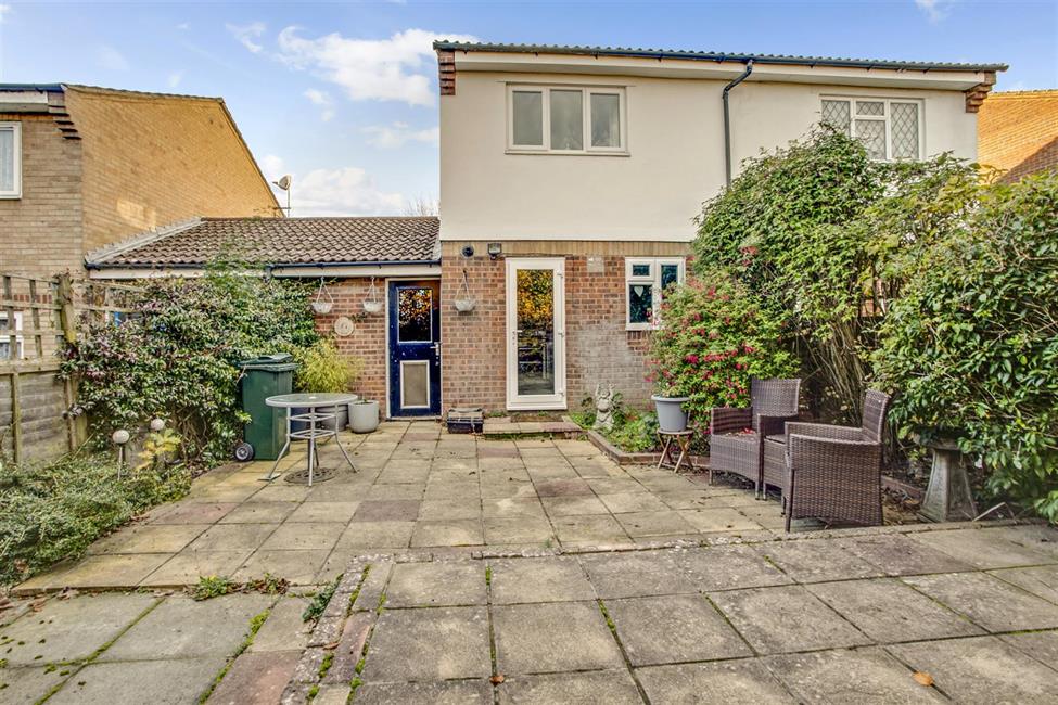 SemiDetached House for sale in Neale Close, High HP12 4NX