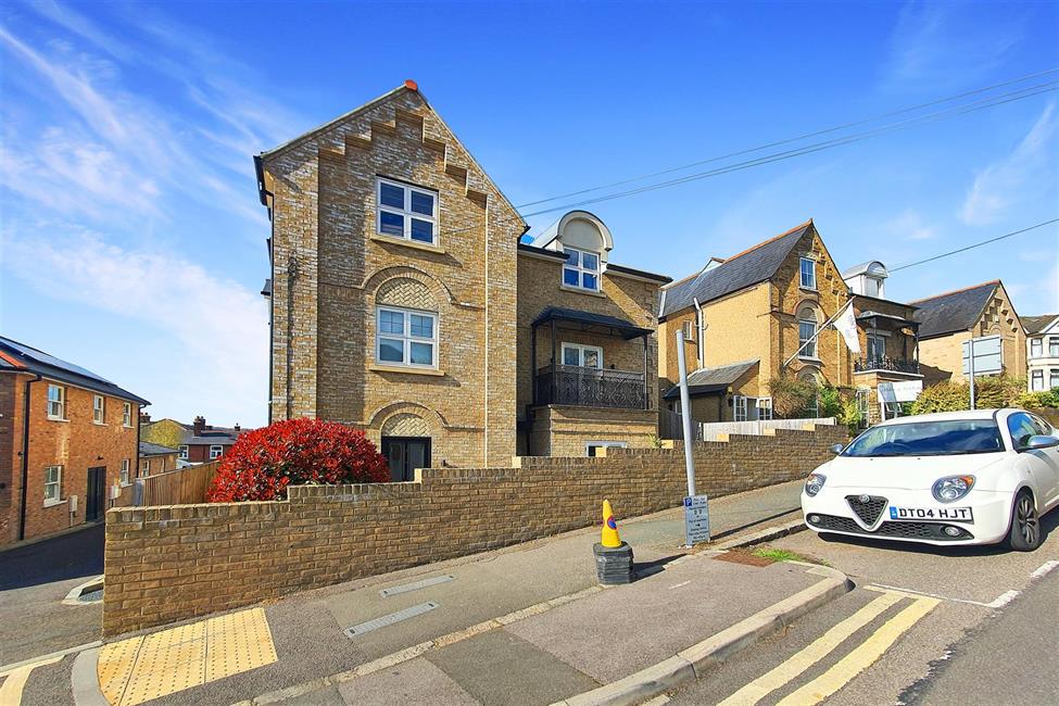 Apartment to let in Priory Road, High HP13 6SL Ford & Partners